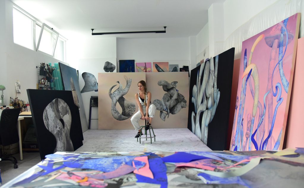 Alicia Martín en su estudio © Alina Nadolu, 2023