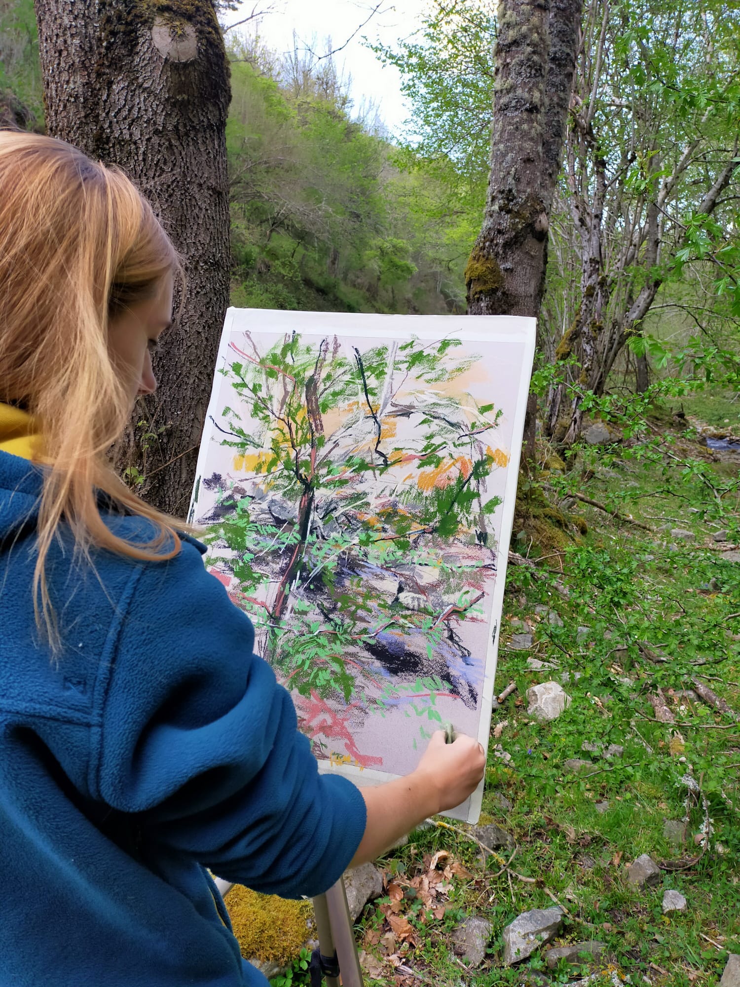 Lidia M. Pinzolas dibujando en el campo