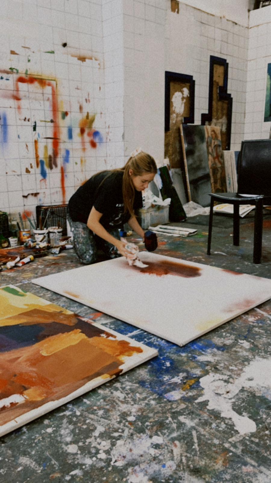 Lidia M. Pinzolas en su estudio